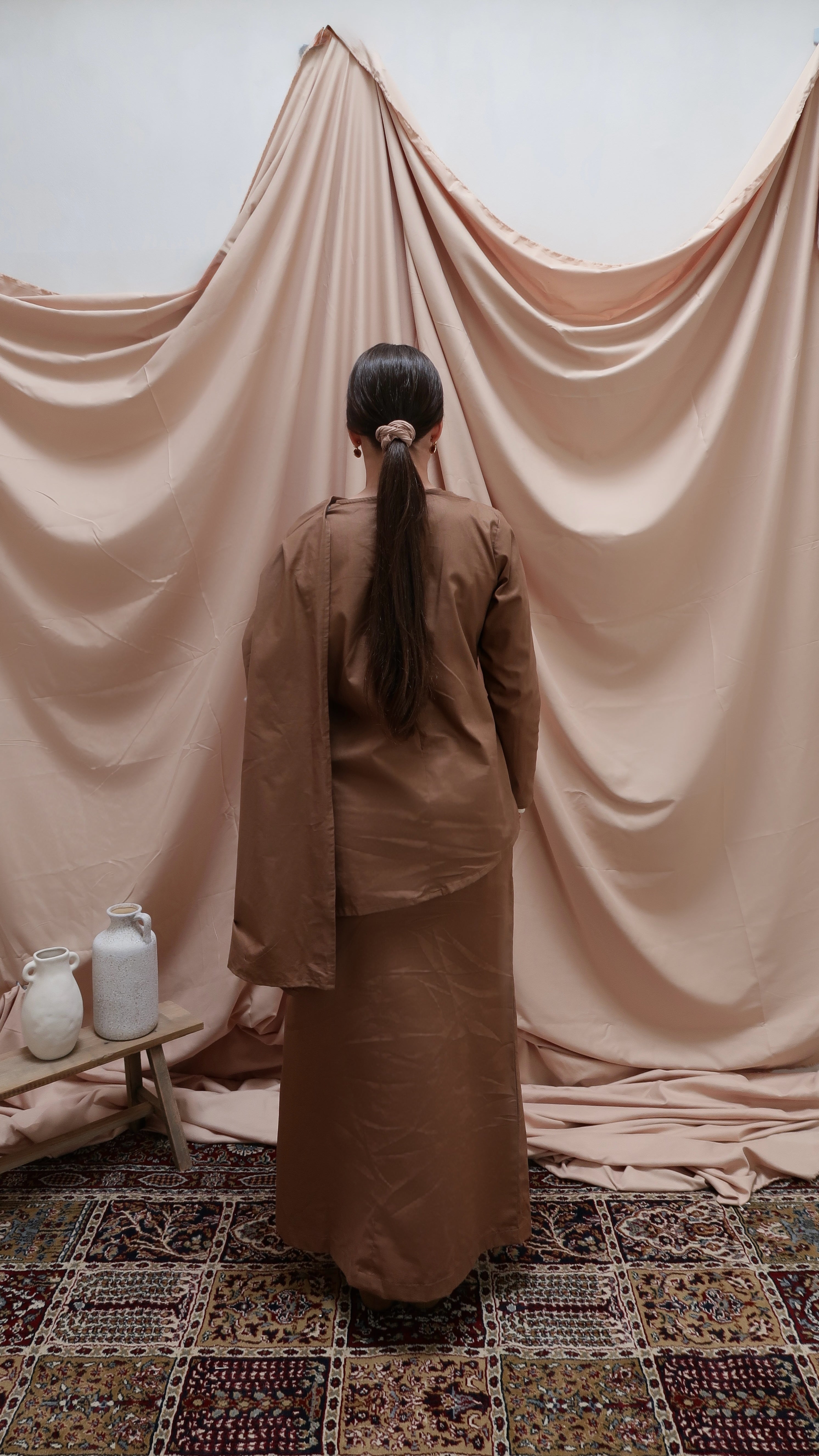 Two-piece suit with scarf brown