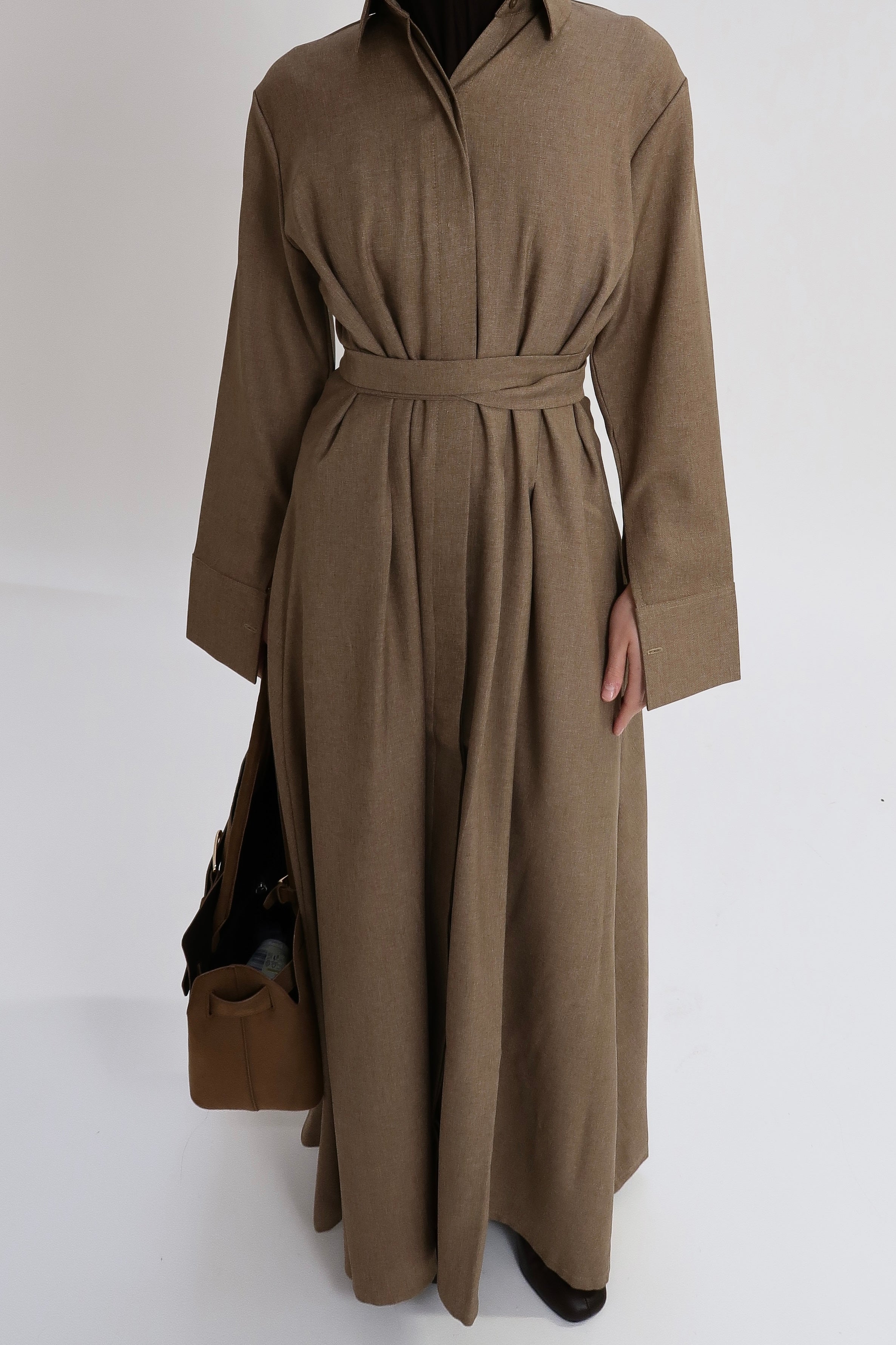 Tailliertes Maxikleid mit Gürtel Ashbrown