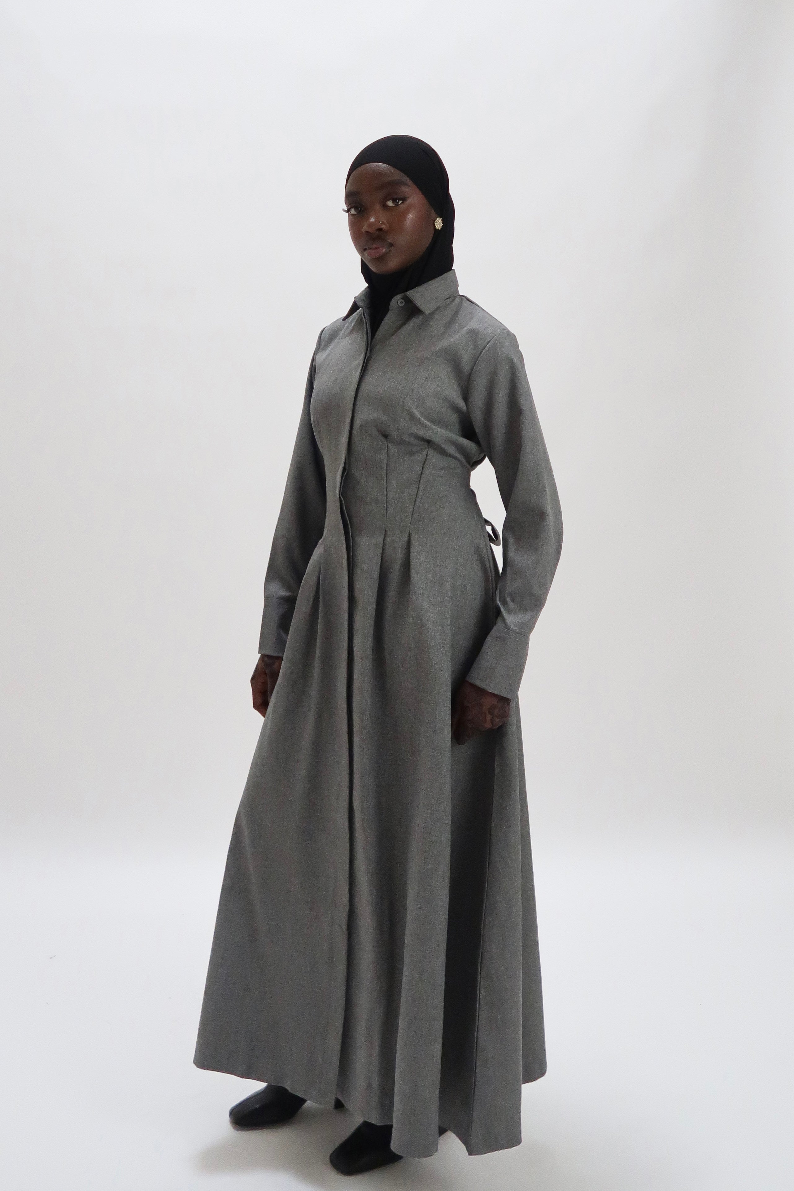 Tailliertes Maxikleid mit Gürtel Grau