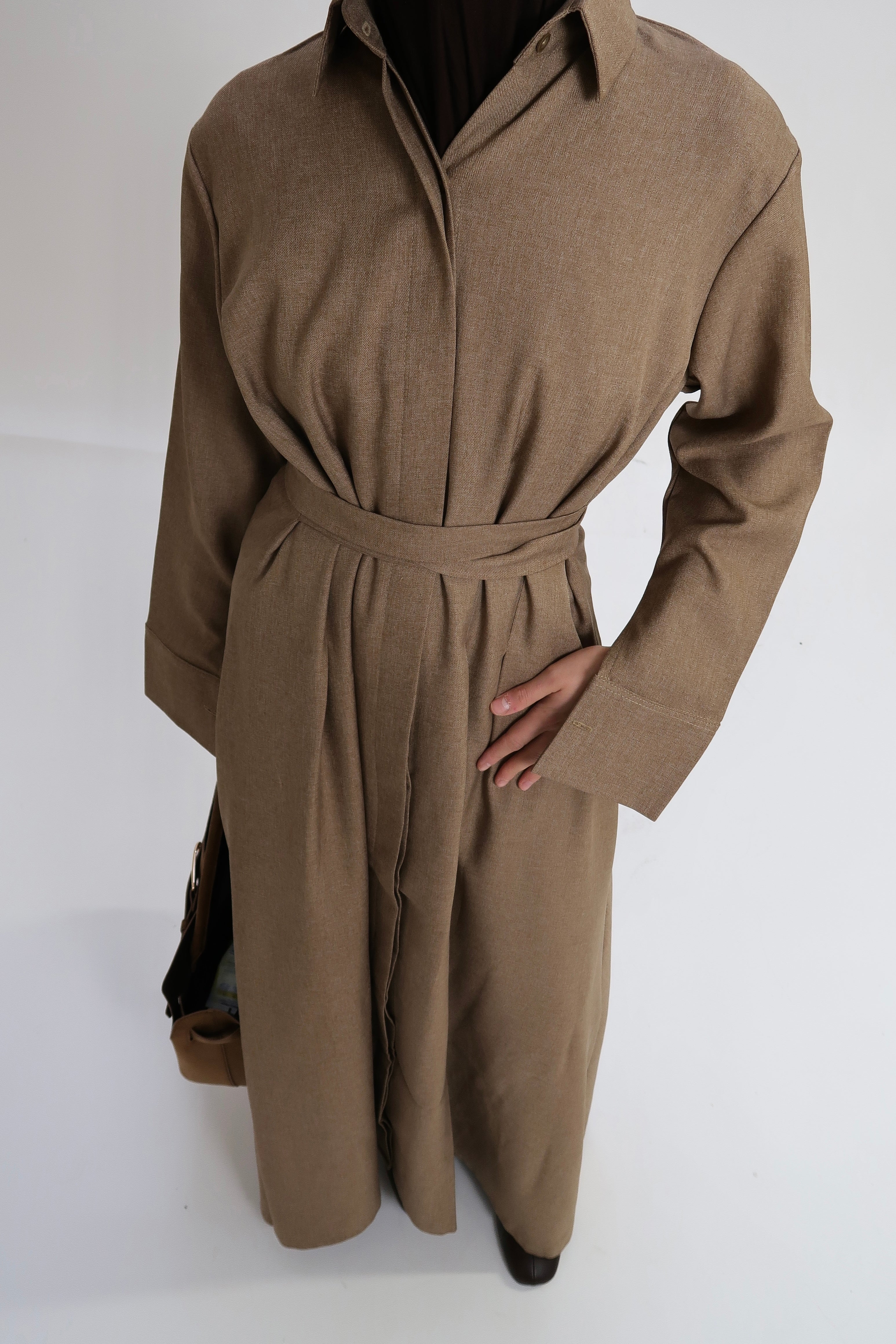 Tailliertes Maxikleid mit Gürtel Ashbrown