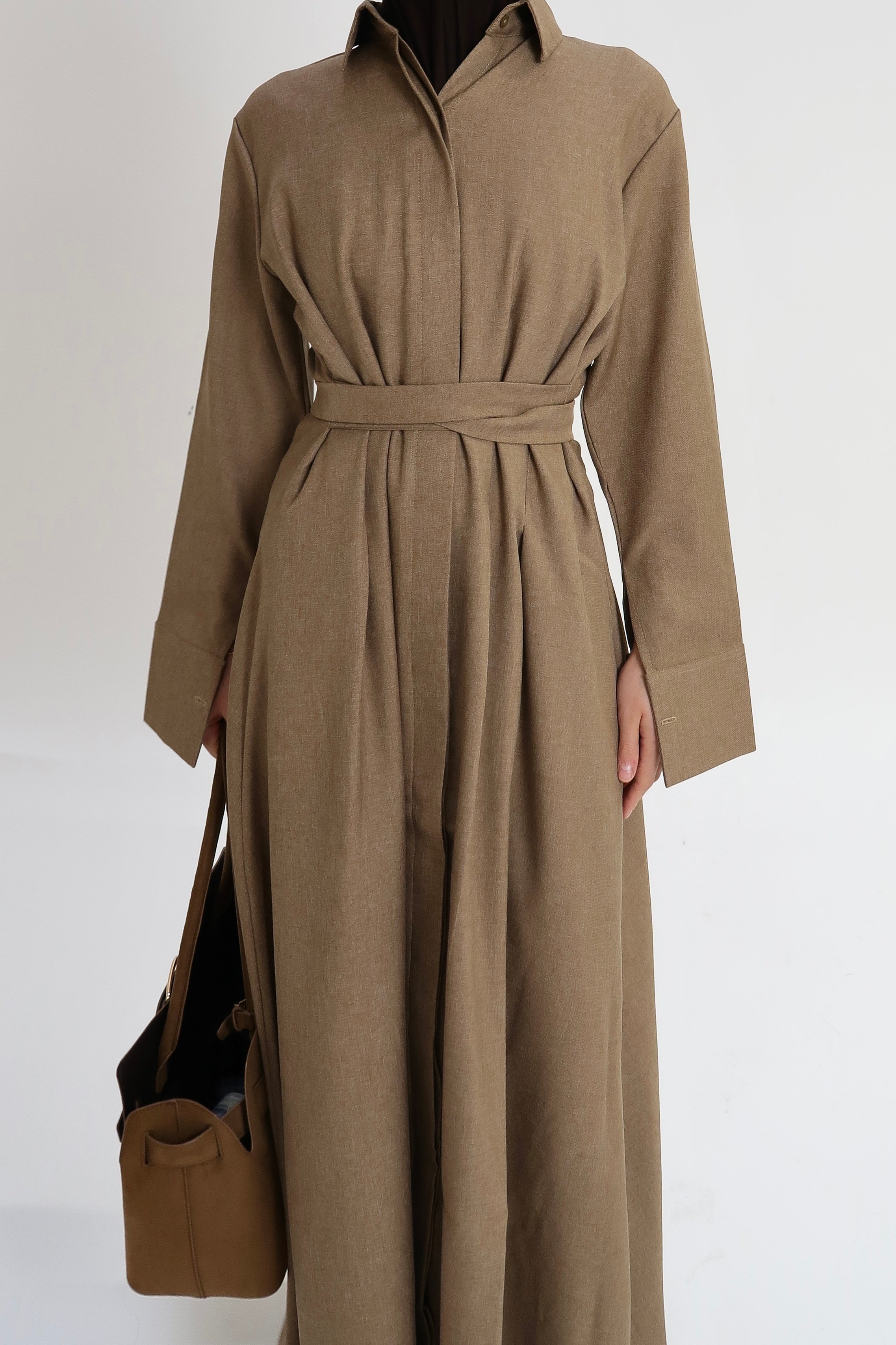 Tailliertes Maxikleid mit Gürtel Ashbrown