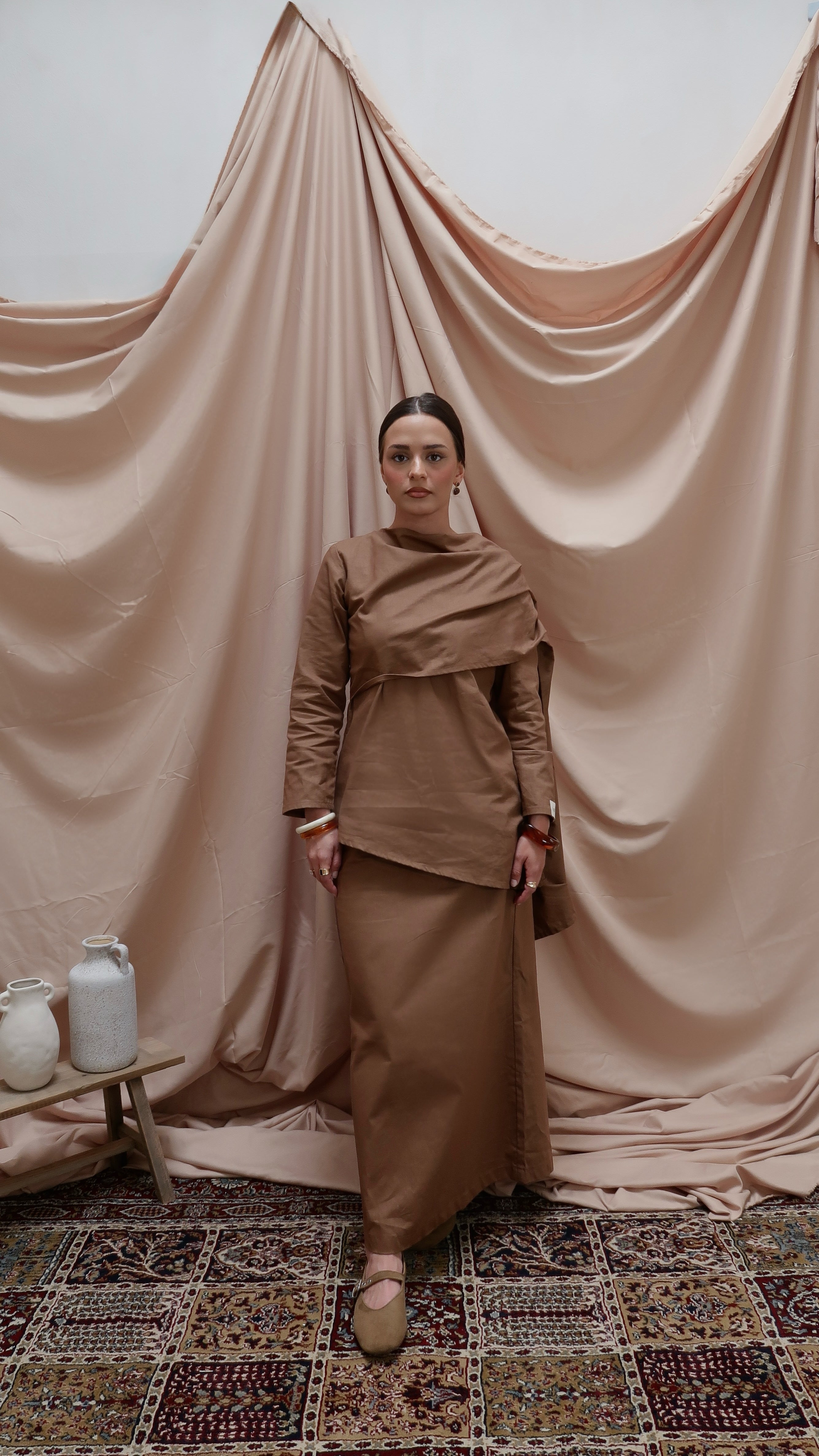 Two-piece suit with scarf brown