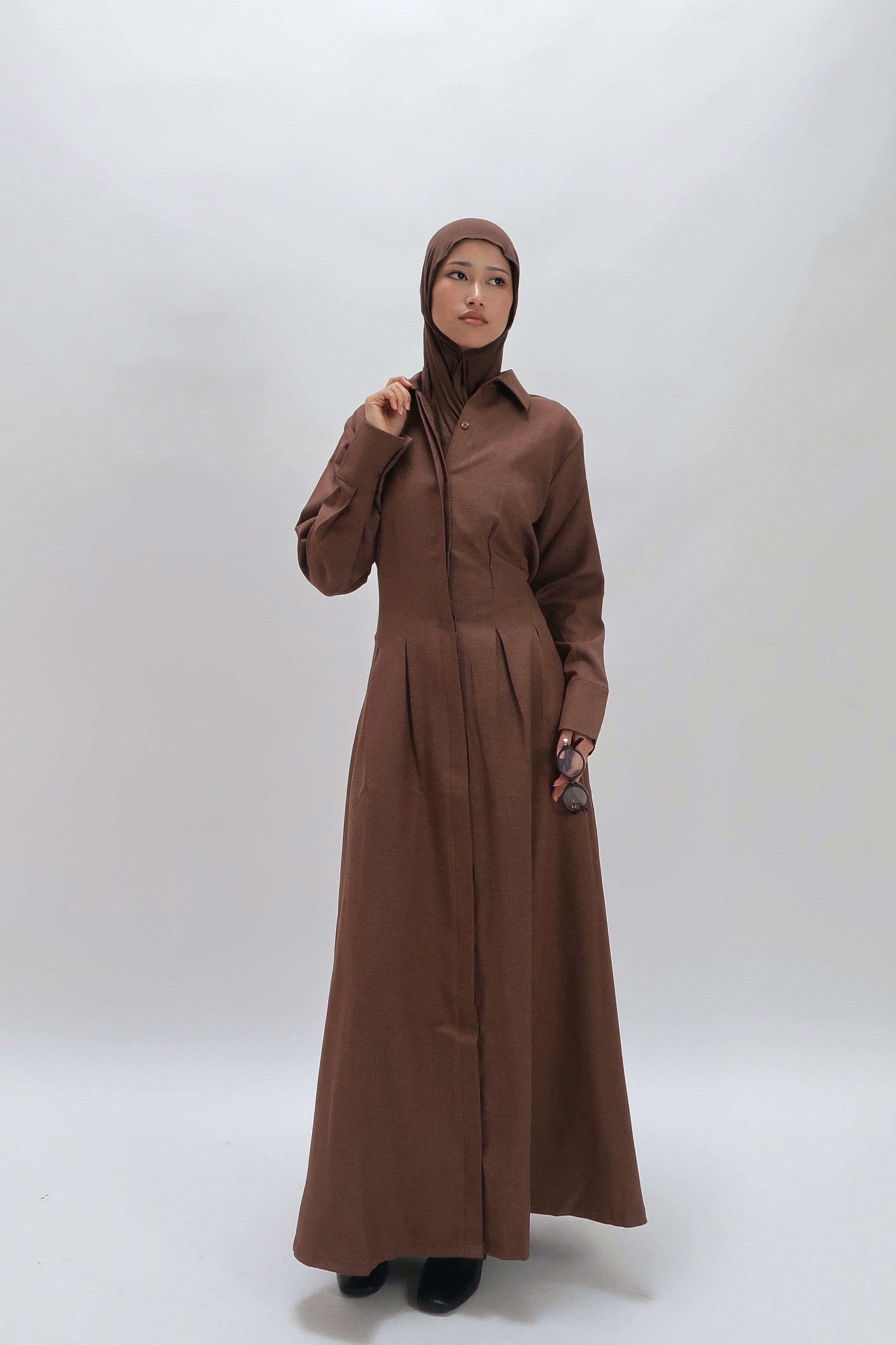 Tailliertes Maxikleid mit Gürtel Braun