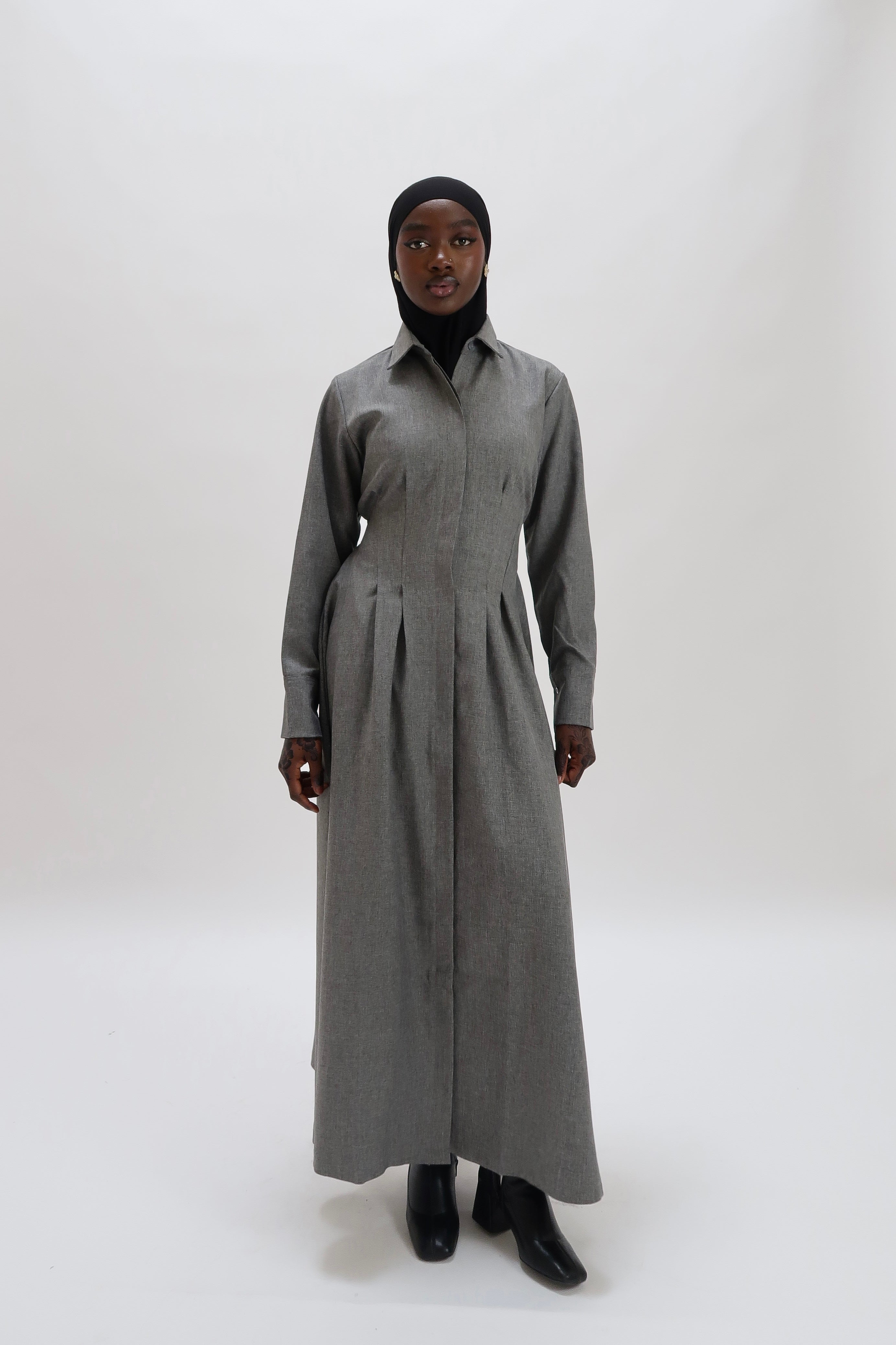 Tailliertes Maxikleid mit Gürtel Grau