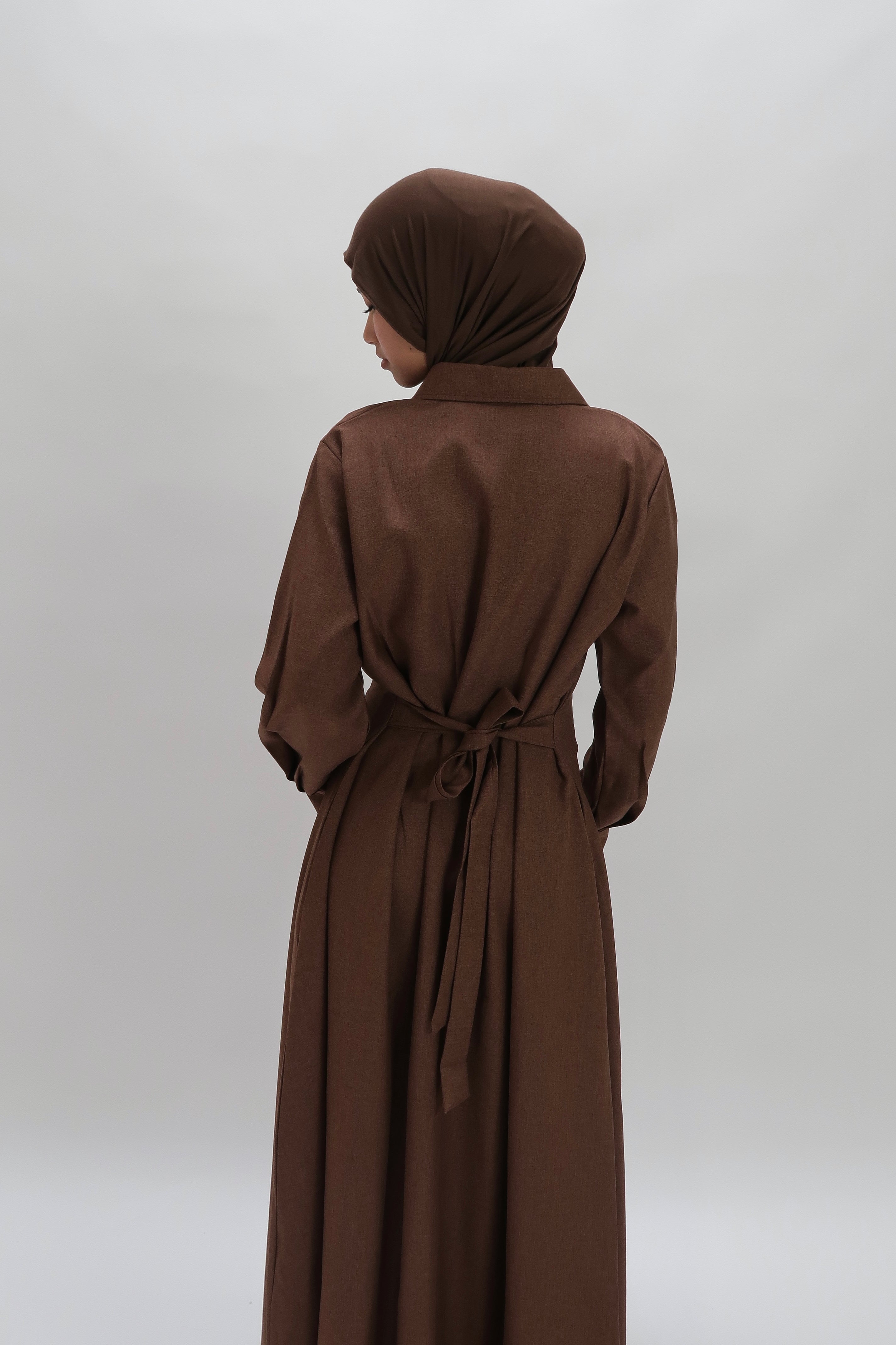 Tailliertes Maxikleid mit Gürtel Braun