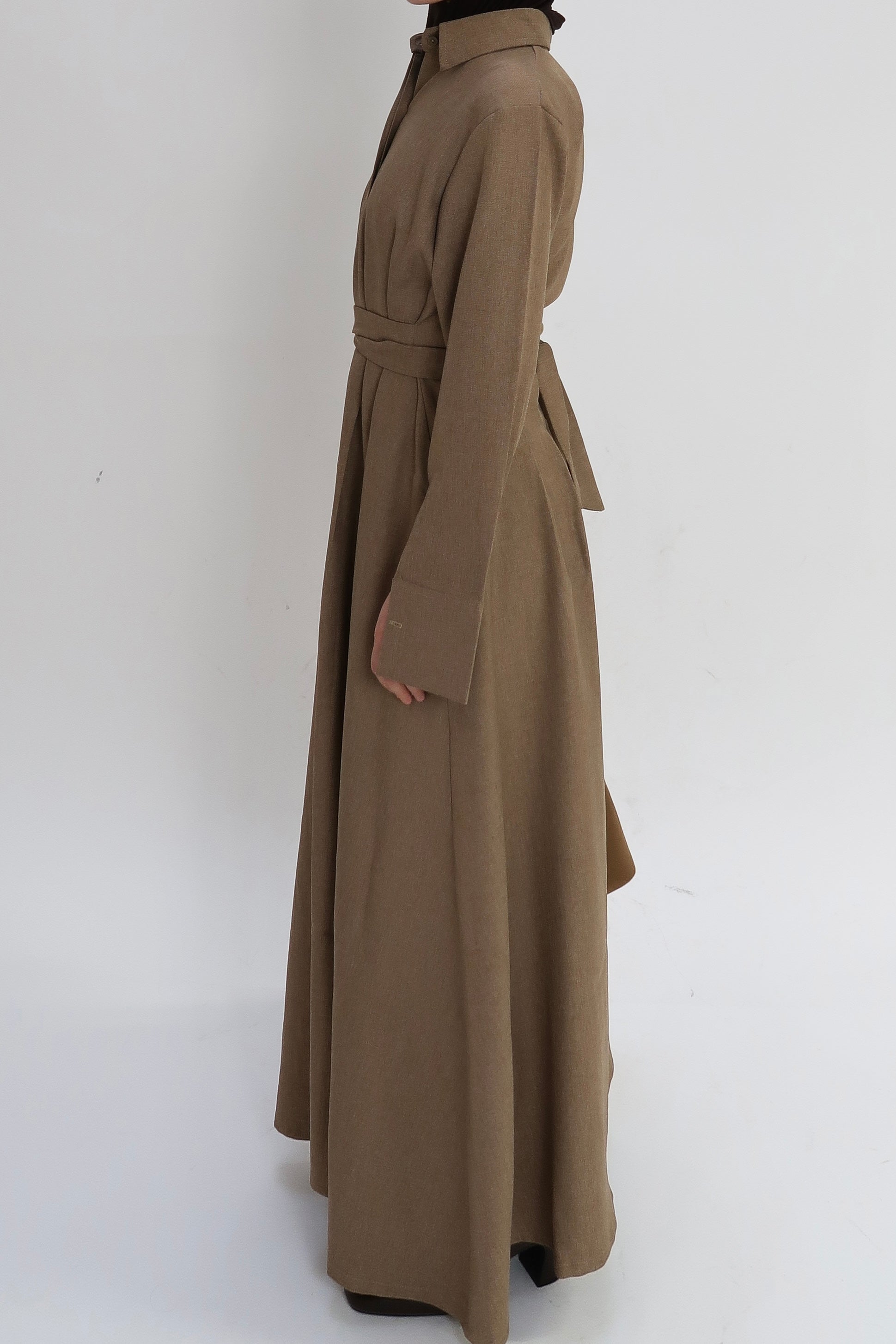 Tailliertes Maxikleid mit Gürtel Ashbrown