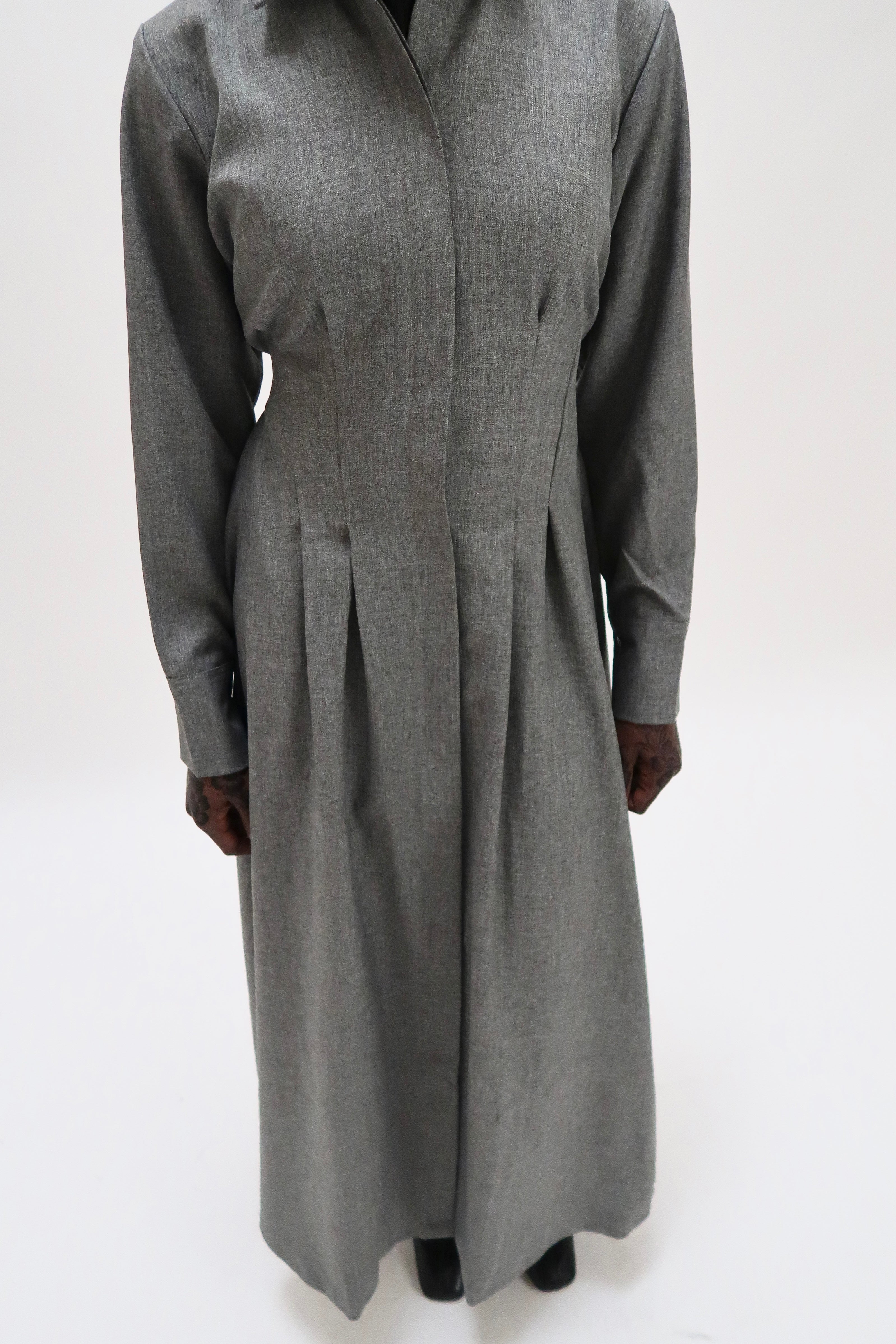 Tailliertes Maxikleid mit Gürtel Grau