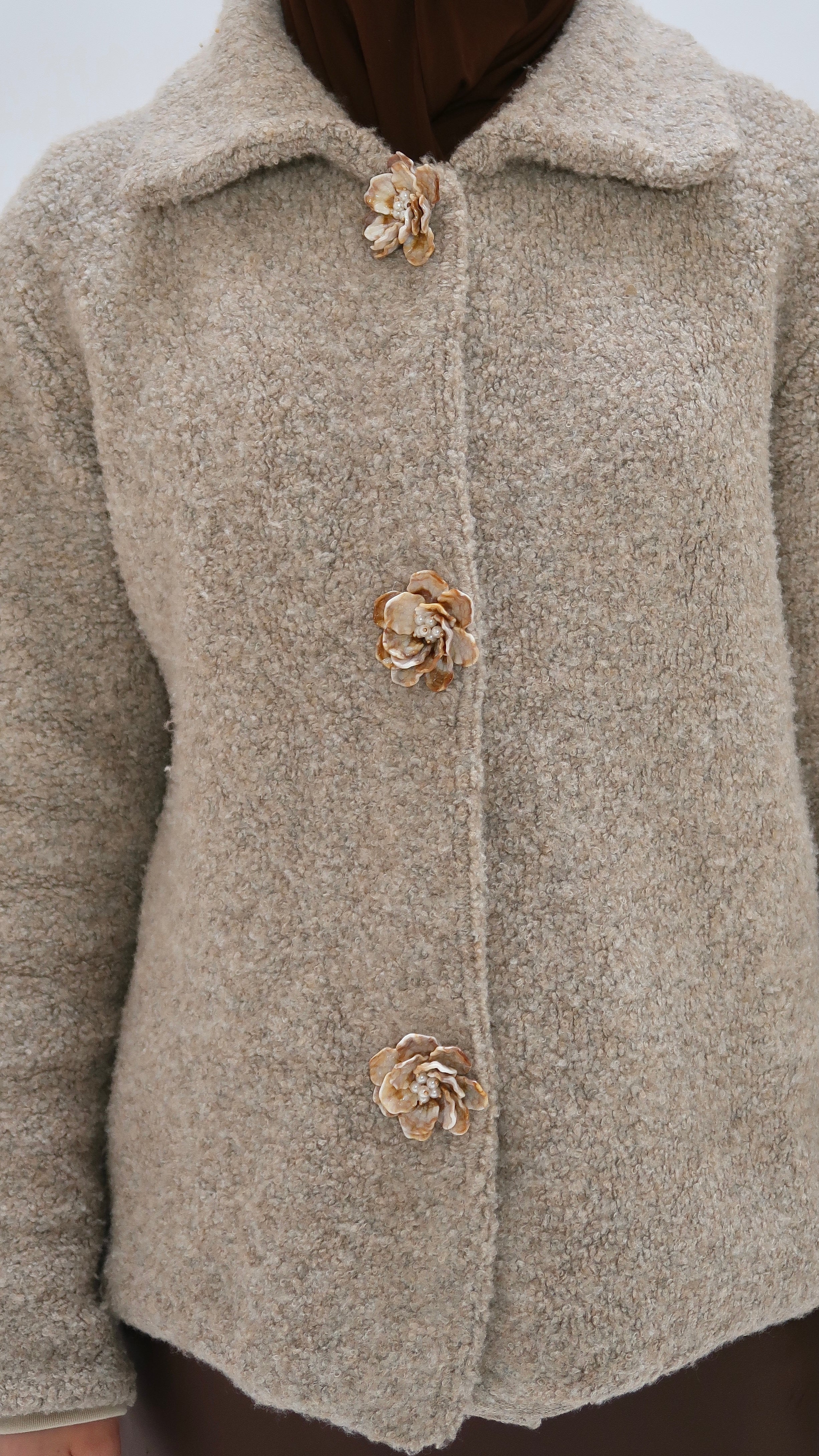 Übergangsjacke mit Blumenknöpfen