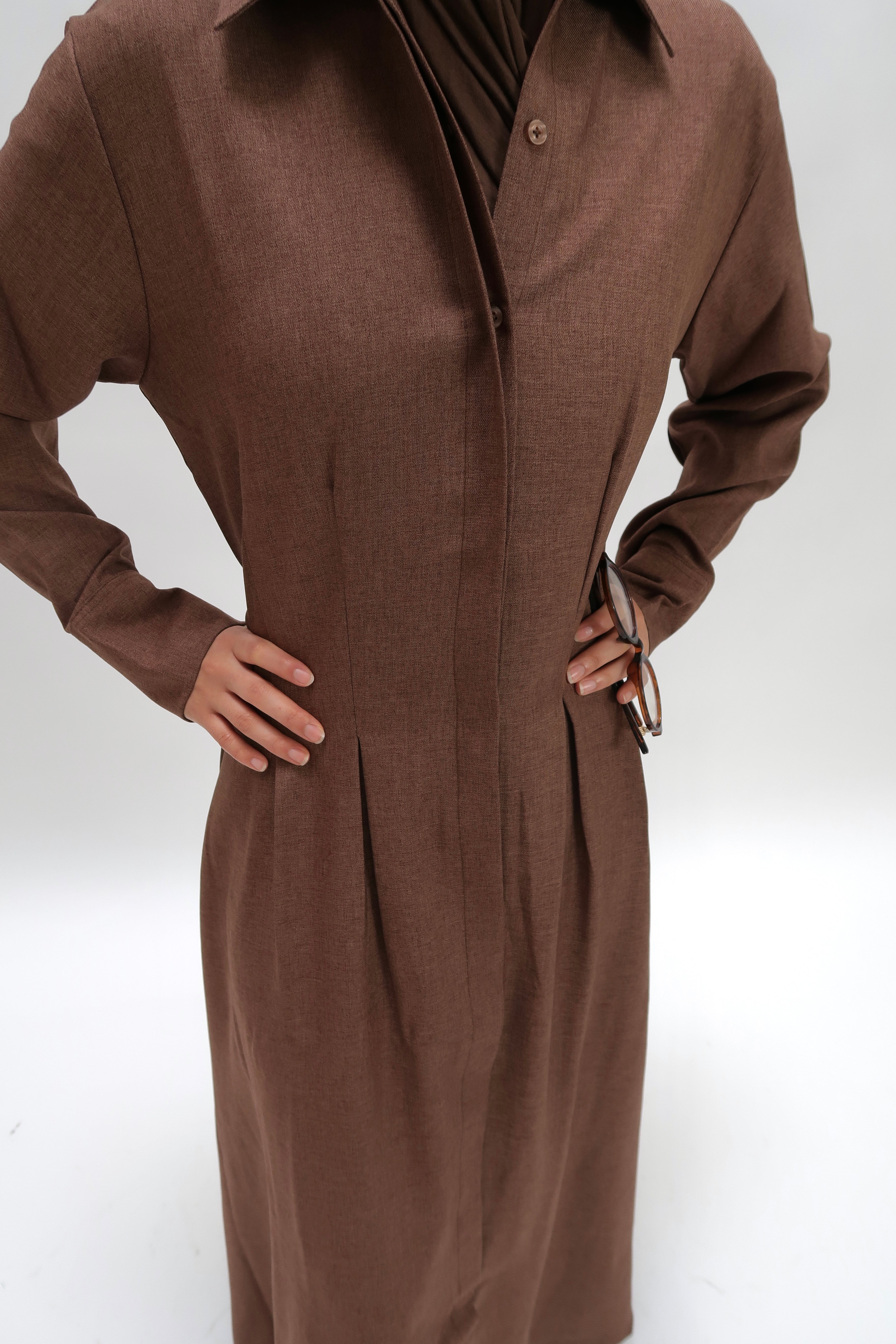 Tailliertes Maxikleid mit Gürtel Braun