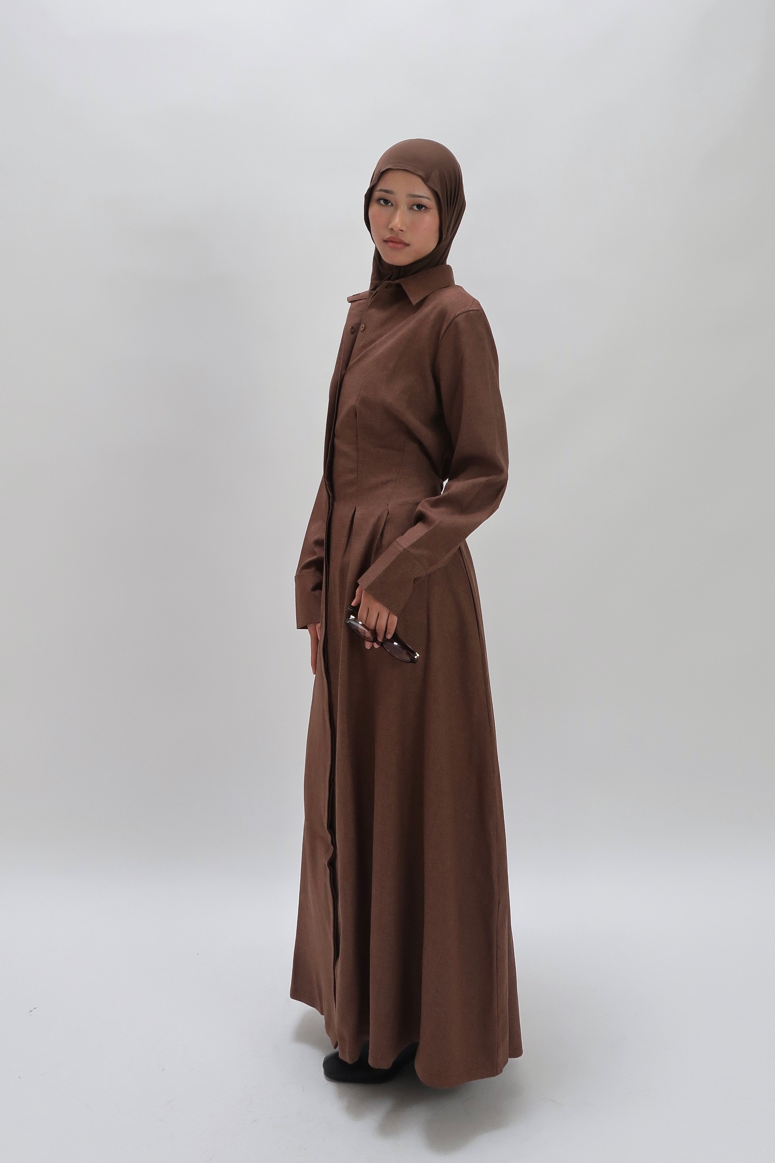 Tailliertes Maxikleid mit Gürtel Braun